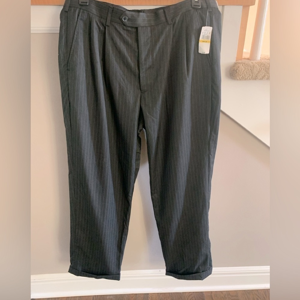 Men’s Van Heusen pleated grey pinstripe pants, NWT